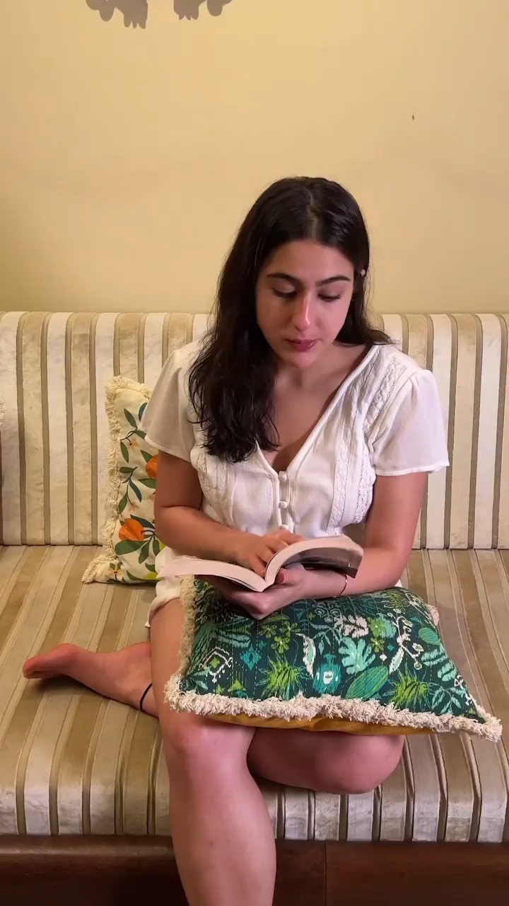 Sara Ali Khan Feet